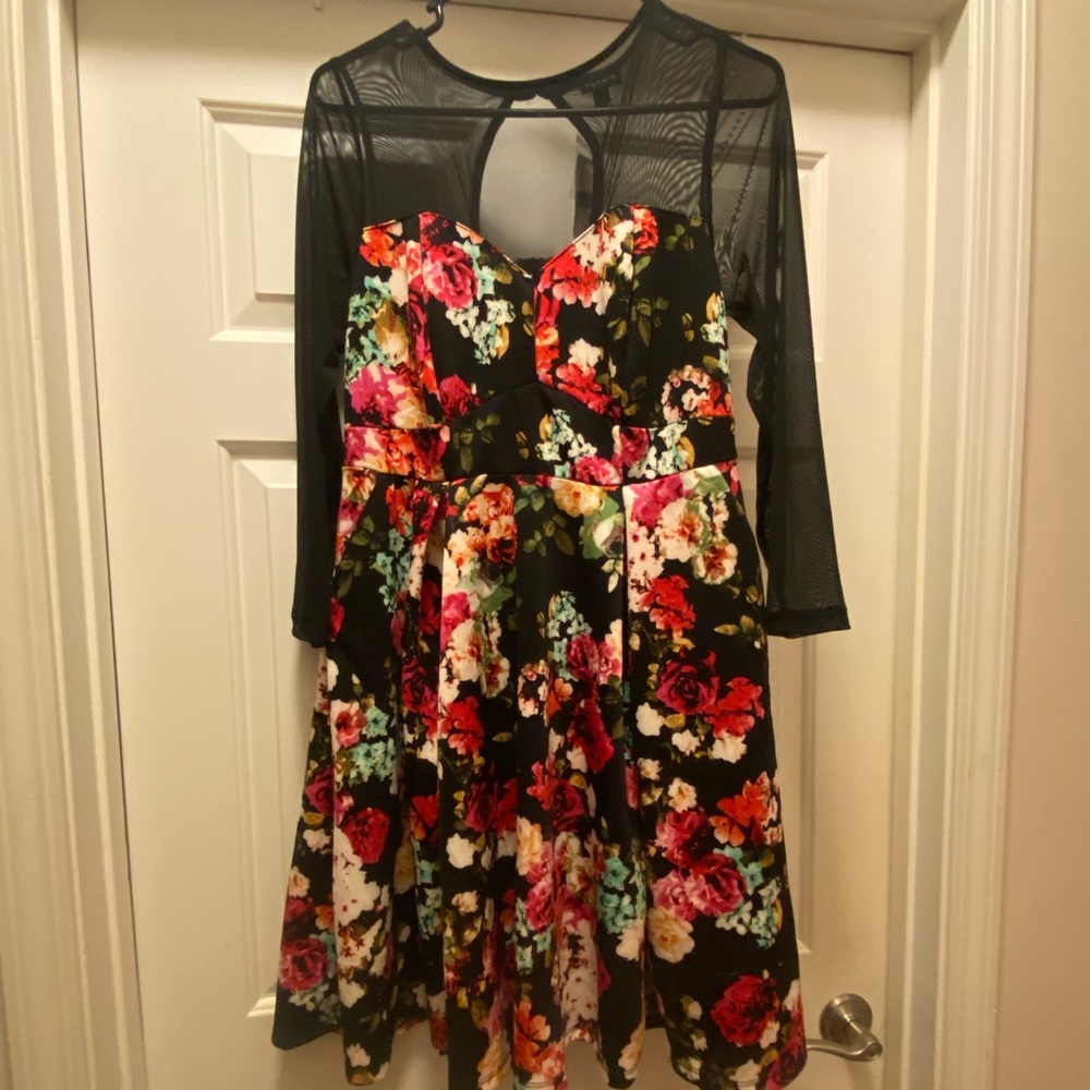 NWT 🌺 Torrid Black Floral Dress with Sheer Sleeves & Corset Back